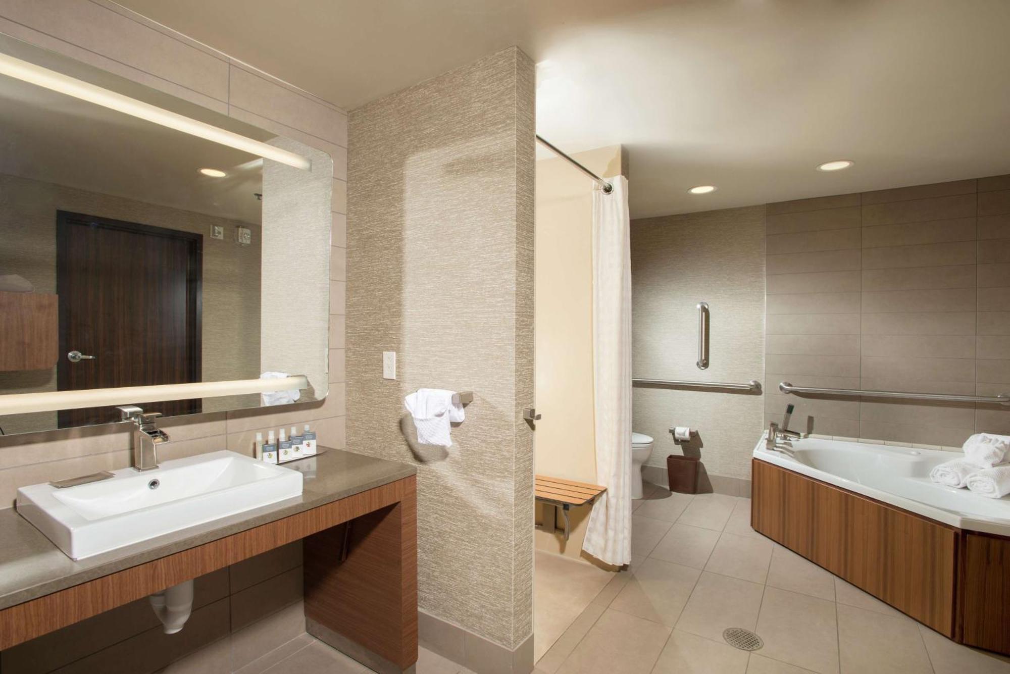 The Broadway Columbia - A Doubletree By Hilton Hotel Exterior photo